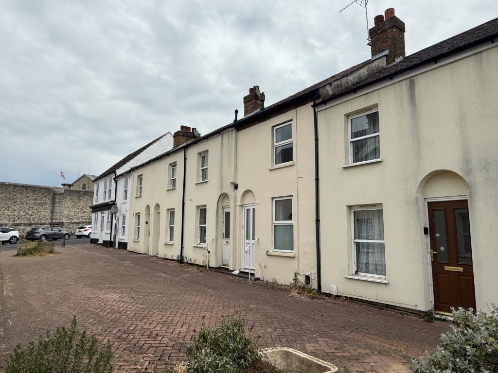 Lot: 104 - HOUSE IN NEED OF IMPROVEMENT - Street scene of house in need of refurbishment
